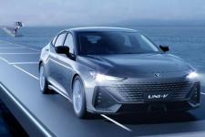 溜背车身+电动升降尾翼，试问谁能拒绝如此优美的设计元素？