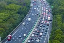 “龟速行驶”的人太自私了，在高速开40km/h，难怪堵成“狗”了