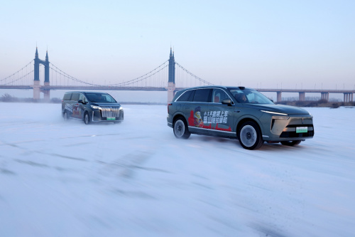 旗舰“双山”魏牌高山MPV、全新蓝山无忧驰骋冰雪，平稳不打滑出行从容、安全