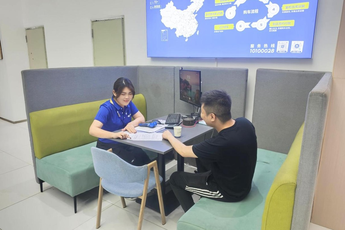 历珍（左）服务客户中