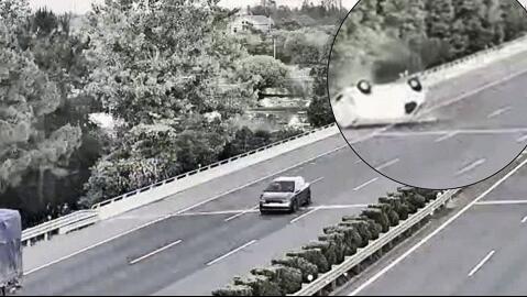 高速爆胎急刹致侧翻！交警：这些错误操作等于 "玩命"！