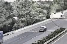 高速爆胎急刹致侧翻！交警：这些错误操作等于 