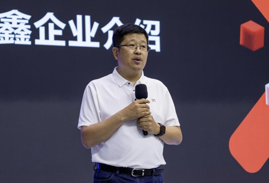 易鑫副总裁丁军在论坛上为广大师生作主题分享