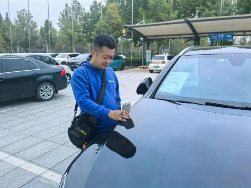 王群在检测车辆