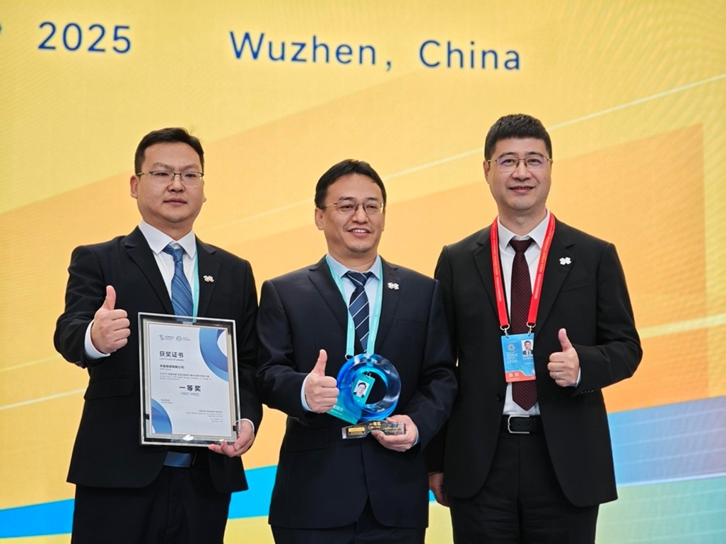 易鑫首席科技官贾志峰（右），易鑫首席AI科学家、高级副总裁张磊（中）与团队代表在颁奖现场