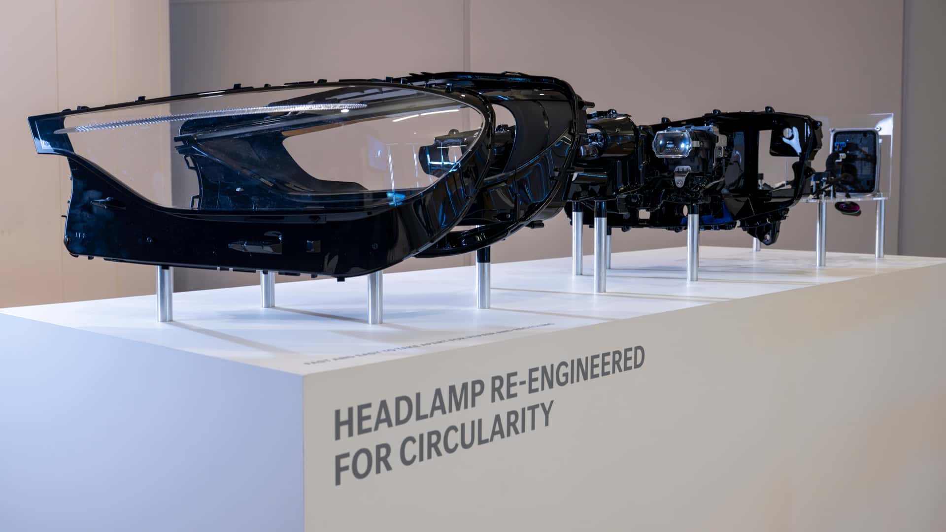 奔驰将采用螺丝设计，让大灯具备可维修性