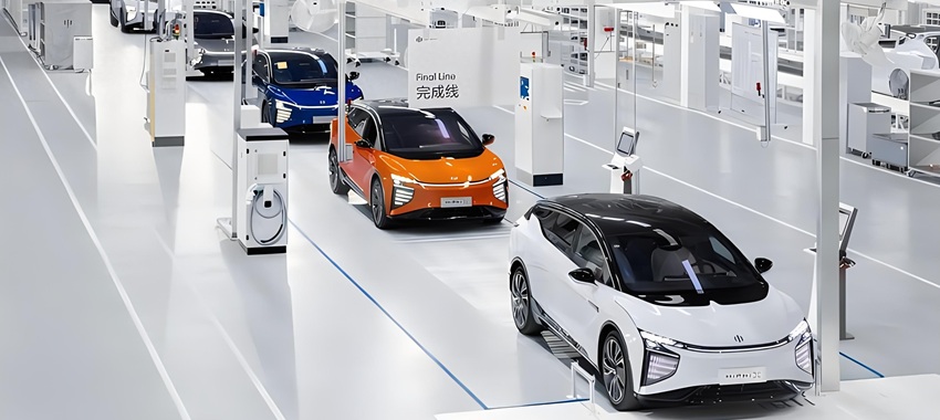 高增长红利消退，汽车行业进入“苦斗期”：智能化+出海成突围关键