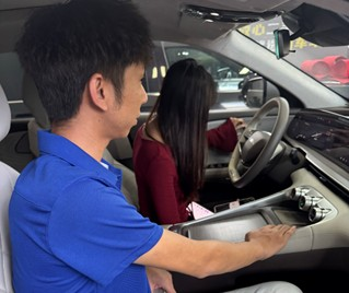 蒋勇军在为客户介绍车况