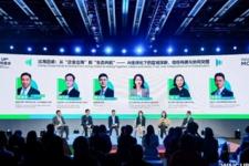 易鑫于“WAIT UP！全球年终盛会”解读Ai赋能汽车金融全球化路径