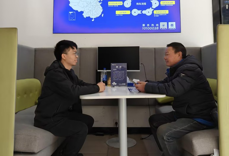 刘倍(左)正在服务客户