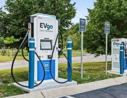 美国头部电动车充电网络巨头大举押注北美充电标准（NACS）