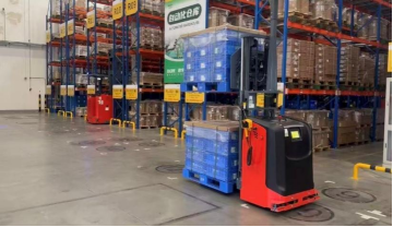 自动化仓库 AGV 货物转运作业现场