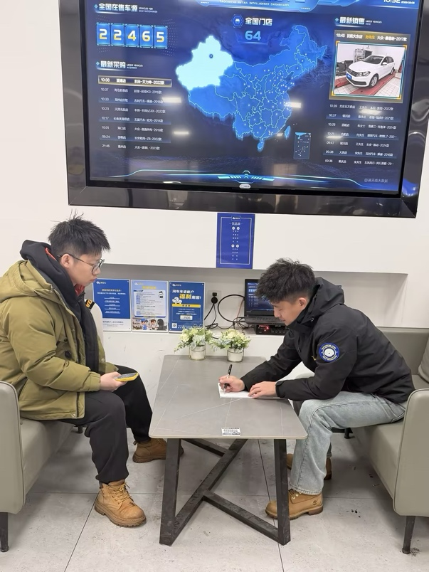 张鑫（右）日常服务客户