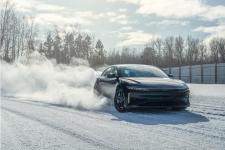 后驱电动车为何在冰面行驶易失控？教你解决这一问题