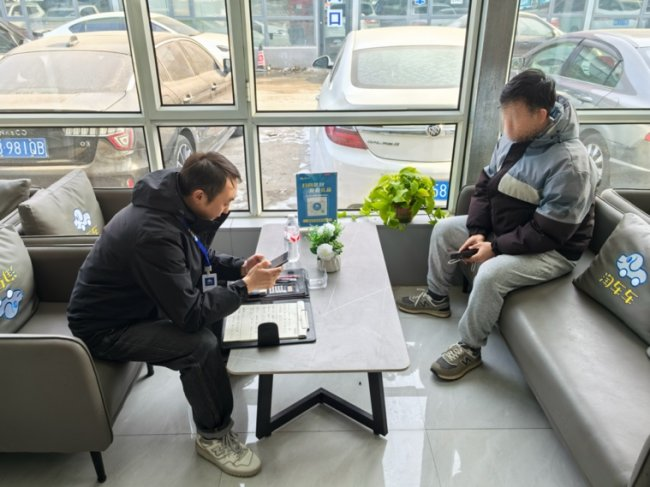 王炳轩(左)在服务客户中