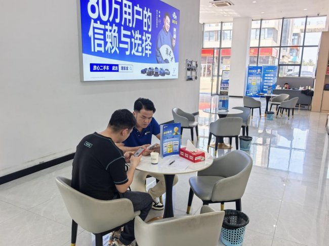 陈世劲（右）在服务客户中