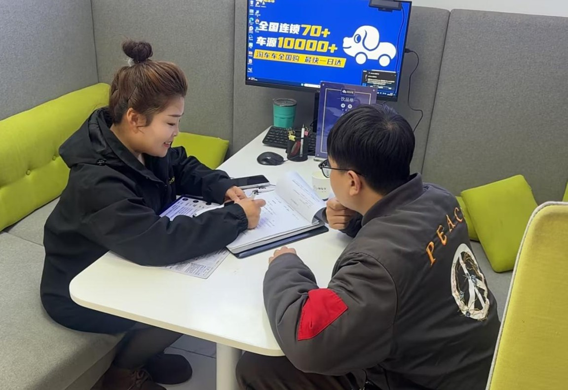 穆丽英（左）在服务客户中