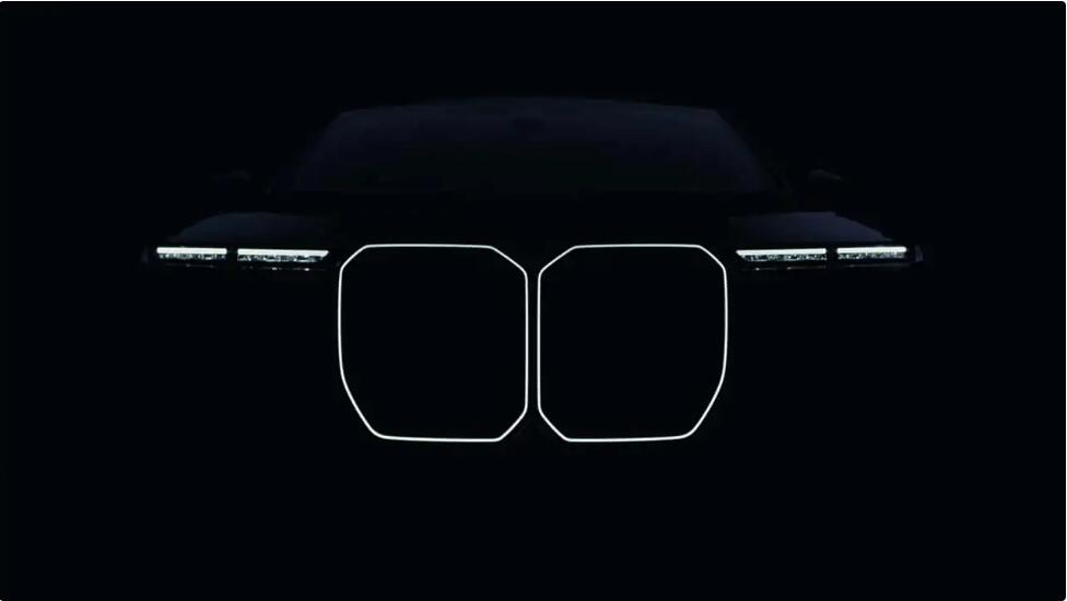 全新宝马7系将保留超大格栅与分体式大灯