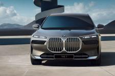 全新宝马7系将保留超大格栅与分体式大灯