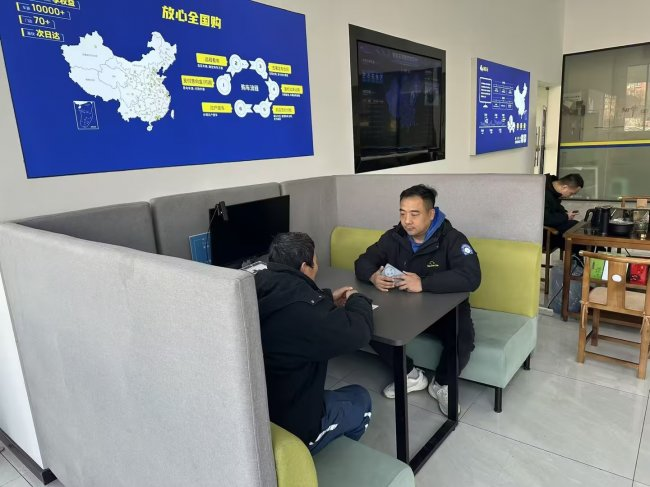 郝乐乐（右）服务客户中