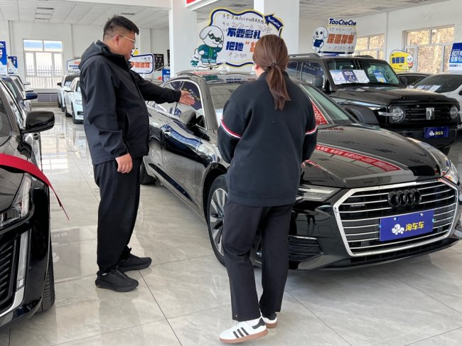 王伟赫(左)日常服务客户