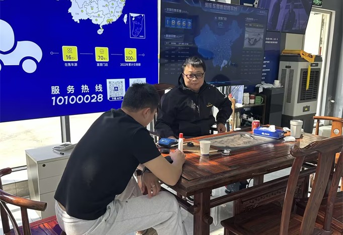 魏晖（右）服务客户中