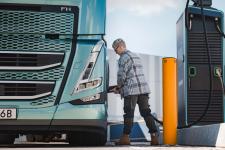 沃尔沃旗舰电动卡车续航突破400英里