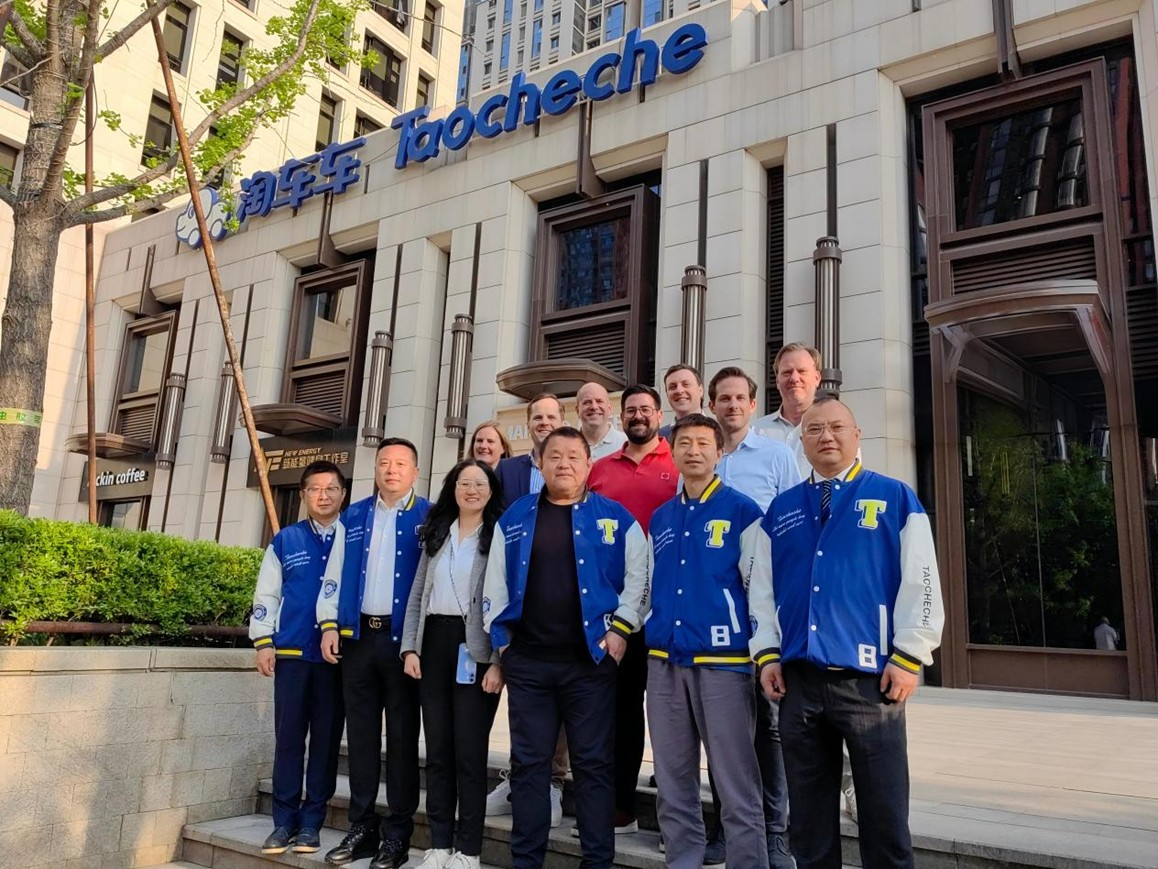 淘车车CEO姜东（前排右三）携高管代表与欧洲汽车经销商考察团合影