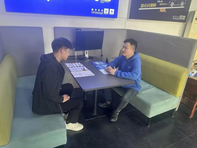 戴晓坤（右）和客户沟通中