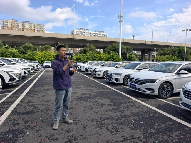 刘连贺正在直播