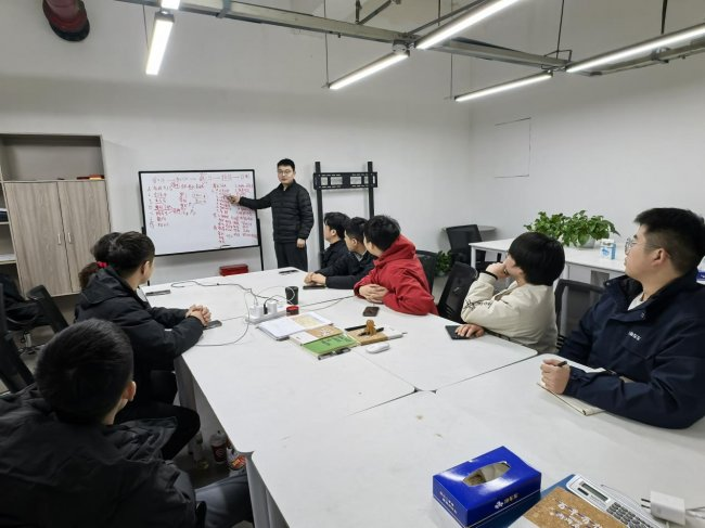 张旭与团队成员分享经验