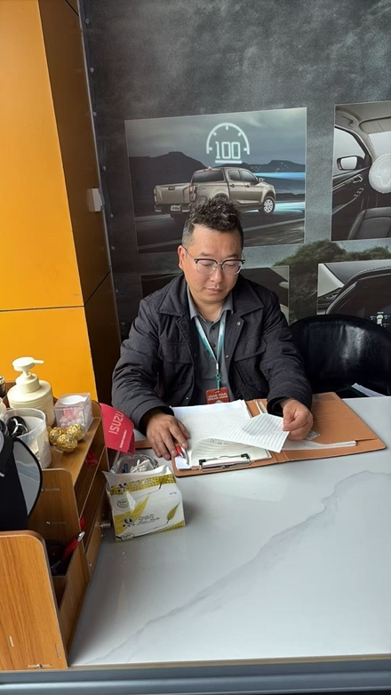 易鑫顾问周殿雄正在工作中