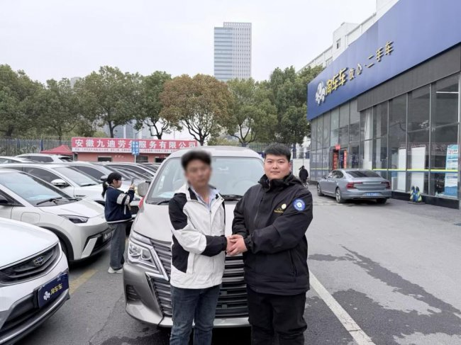 王旭(右)与客户成交车辆
