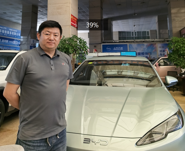 易鑫顾问瞿孔服务购车客户后留影