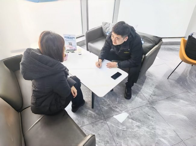 邹兴旺（右）在服务客户中