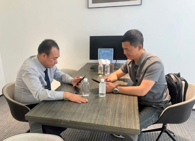 上图：易鑫西藏融资服务经理钱士峰（右）在工作中
