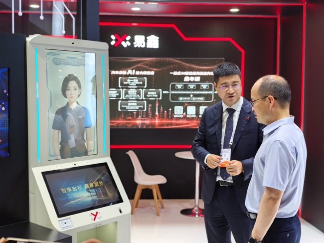 刘平区长(右)现场体验汽车金融AI智能一体机