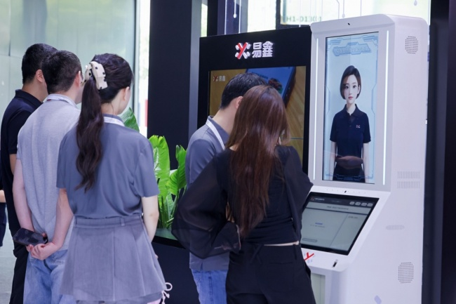 现场观众体验汽车金融AI智能一体机