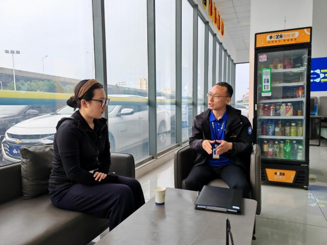 赵龙坡（右）正在给客户讲解购车方案