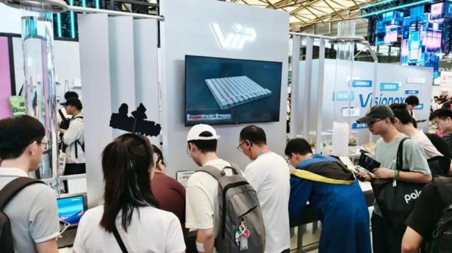 ViP技术展示区大量观众互动体验
