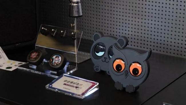 搭载维信诺屏幕的耳机盒和桌面摆件