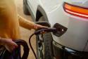 研究结果出炉：淘汰燃油车、更换电动车更利于气候
