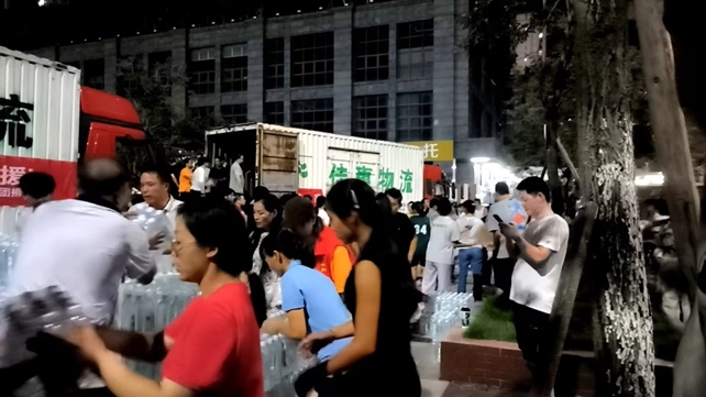 李月艳响应群内号召协助搬运救灾物资