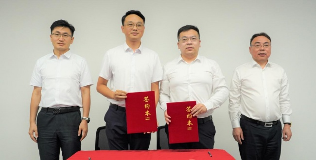 安车智行CEO潘宇阳(图右2)与龙行未来副总经理江鹏(图左2)进行战略合作签约