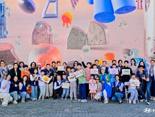 现代汽车“时光的绽放——助力脑瘫儿童康复公益画展”在京启幕