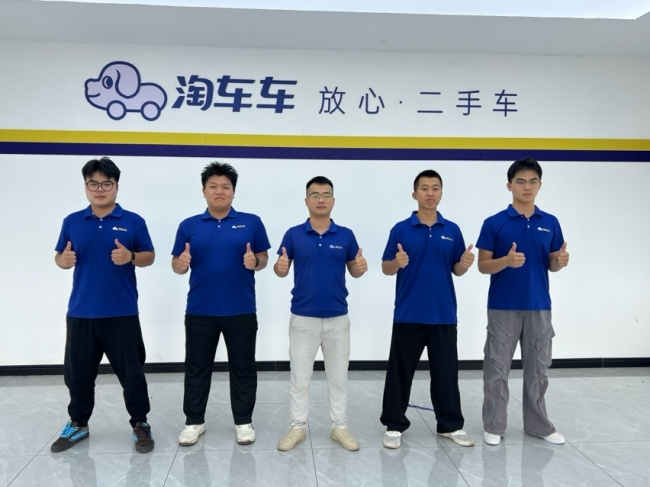 黄立顺（中）与团队成员