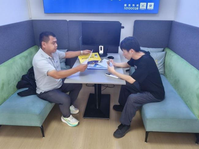 刘冰（左）在服务客户