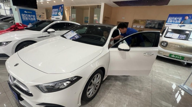 伊行健（右）带客户看车